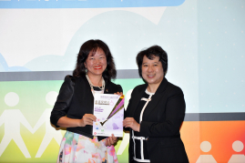 Ms Katherine Ma, HKU Director of Communications(left), receiving the “Most Favourite Websites Award” for HKU website in the Web Accessibility Recognition Scheme